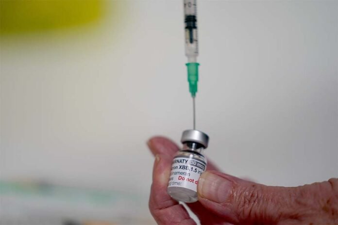 En 2023, la COFEPRIS en México autorizó la comercialización de la vacuna Spikevax de Moderna y la Comirnaty de Pfizer.