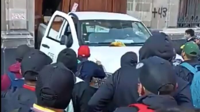 Manifestantes derrumban puertas del Palacio Nacional