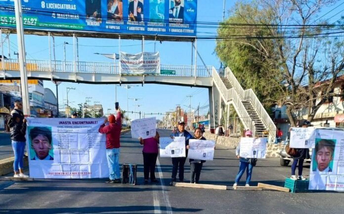 Vecinos bloquean autopista